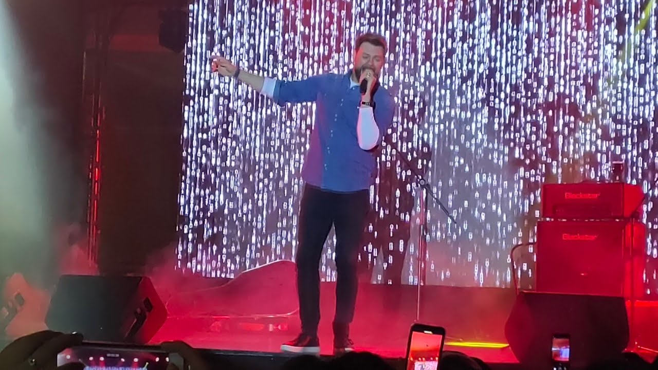 Brian McFadden sings Westlife's 