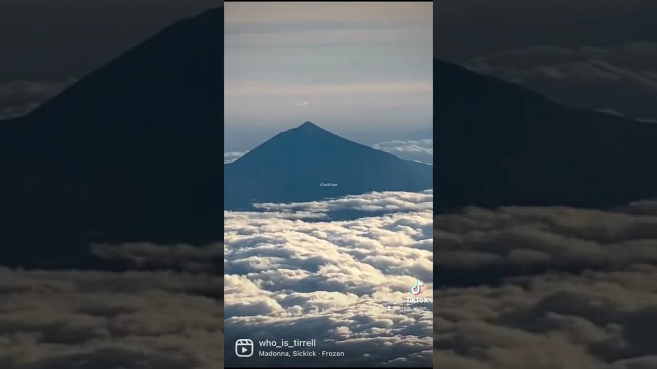 Window seat with a mountain view✈️💺⛰👌🏽