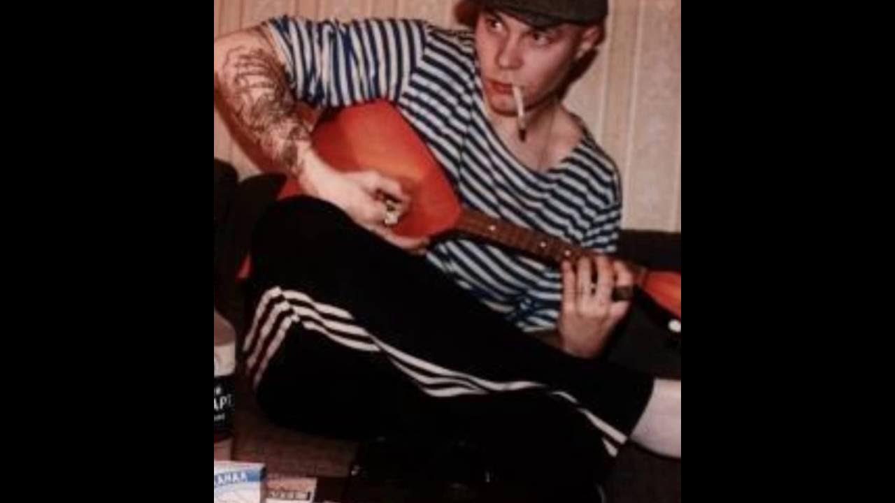 я родился где то под забором черти окрестили. под забором черти. под забором черти. гопники сидят на заборе. я родился ночью под забором мп3.