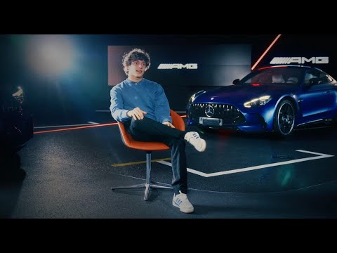Kimi Antonelli sale a bordo della sua nuova Mercedes-AMG GT 63.