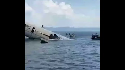 شاهد لحظة سقوط طائرة في عرض البحر وهي تغرق 