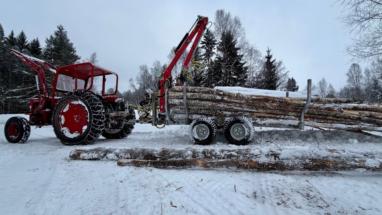 Fyller på stockbordet med Volvo BM Buster 400 & ATV-vagn 