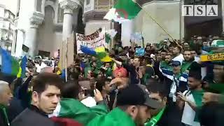 Alger, 19 Avril, 09H35 La Place De La Grande Poste Déjà Noire De Monde