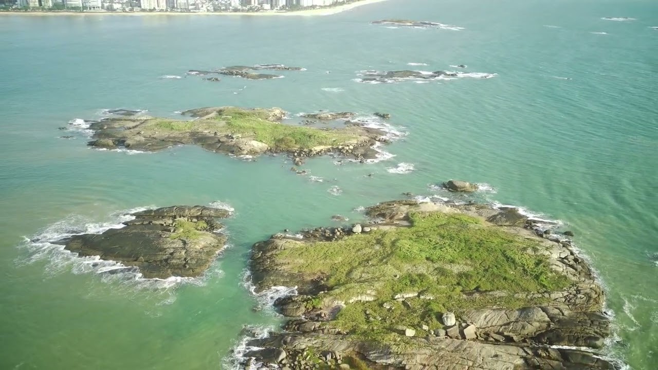 Ilhas Pituã e Itatiaia na praia de Itapuã em Vila Velha