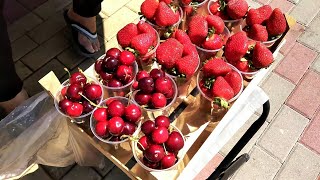 Сколько стоит клубника и черешня на имеретинской набережной? Prices for strawberries and cherries.