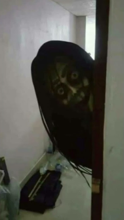 Hantu di balik pintu