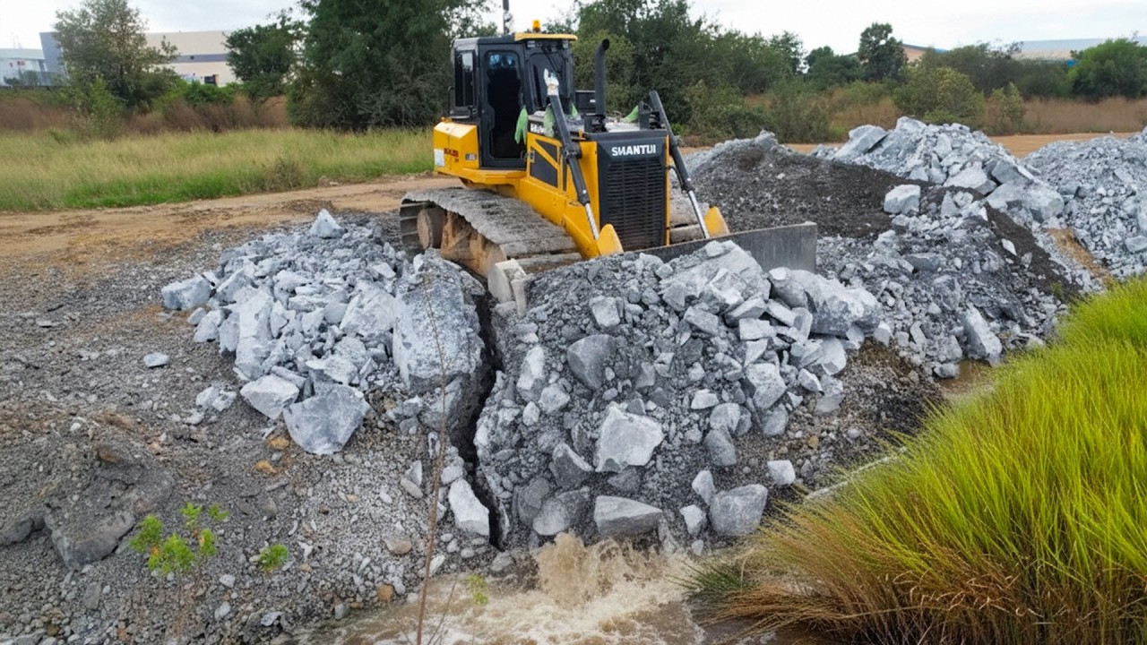Nicely Excellent work SHANTUI Dozer & OMG 25.5T Dongfang Dump Truck Unloading