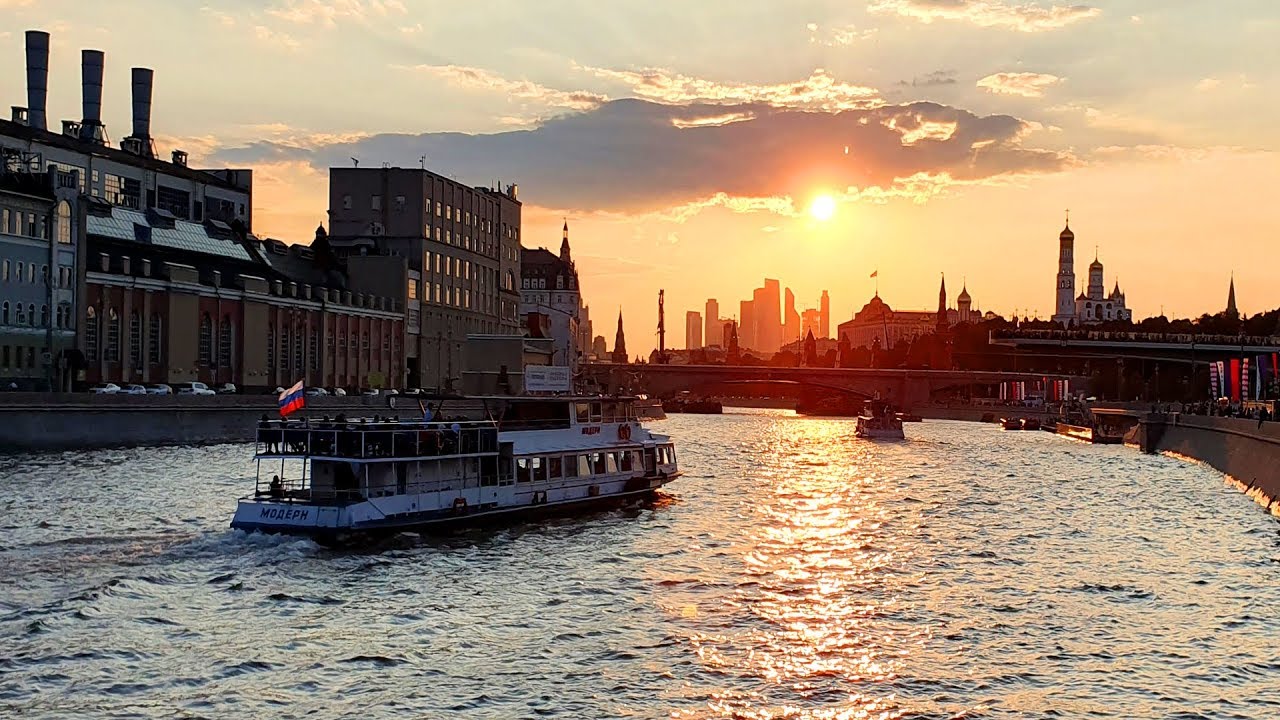 A Sunset Walk in the Center of Moscow / Different Russia 2019