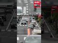 警察官の目の前で違反する愚かなドライバーの末路