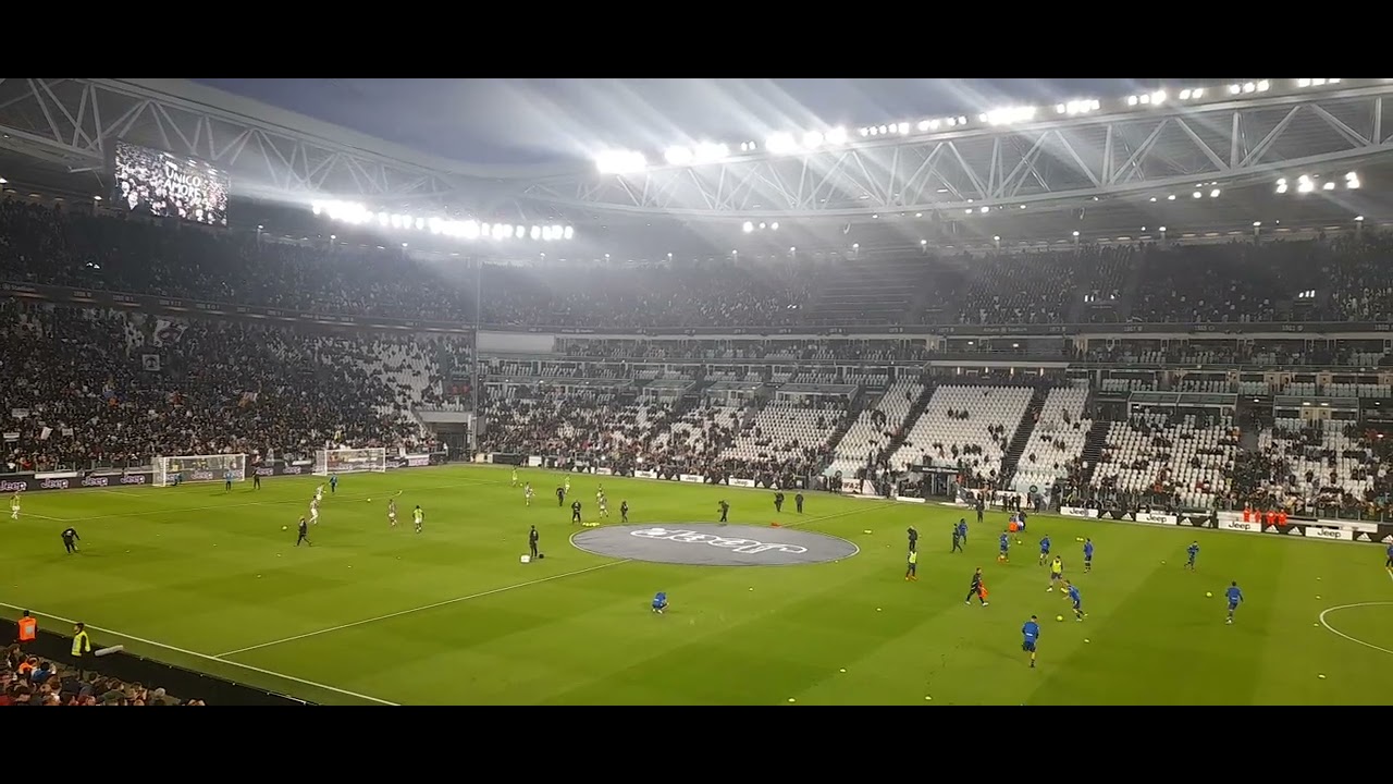 Allianz Stadium- ingresso giocatori Juventus per riscaldamento AC/DC