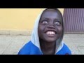 Niño Africano de ojos AZULES hablando español ARGENTINO.