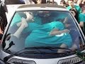 19 فتاة في سيارة صغيرة !