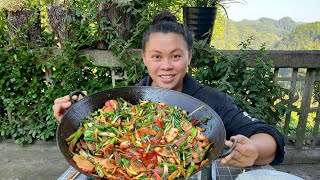 It's very hot today, I made a big pot of vegetables 今天又是晴空萬裏，歐妹簡單做個香辣大鍋菜吃過癮