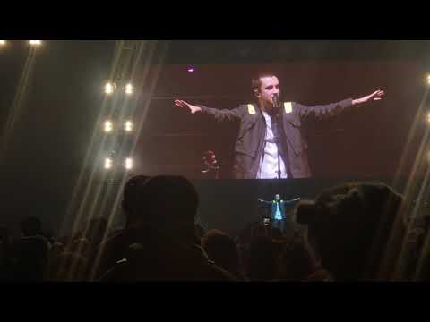 Tyler Joseph Roasts His Own Crew Over Screen Glitch