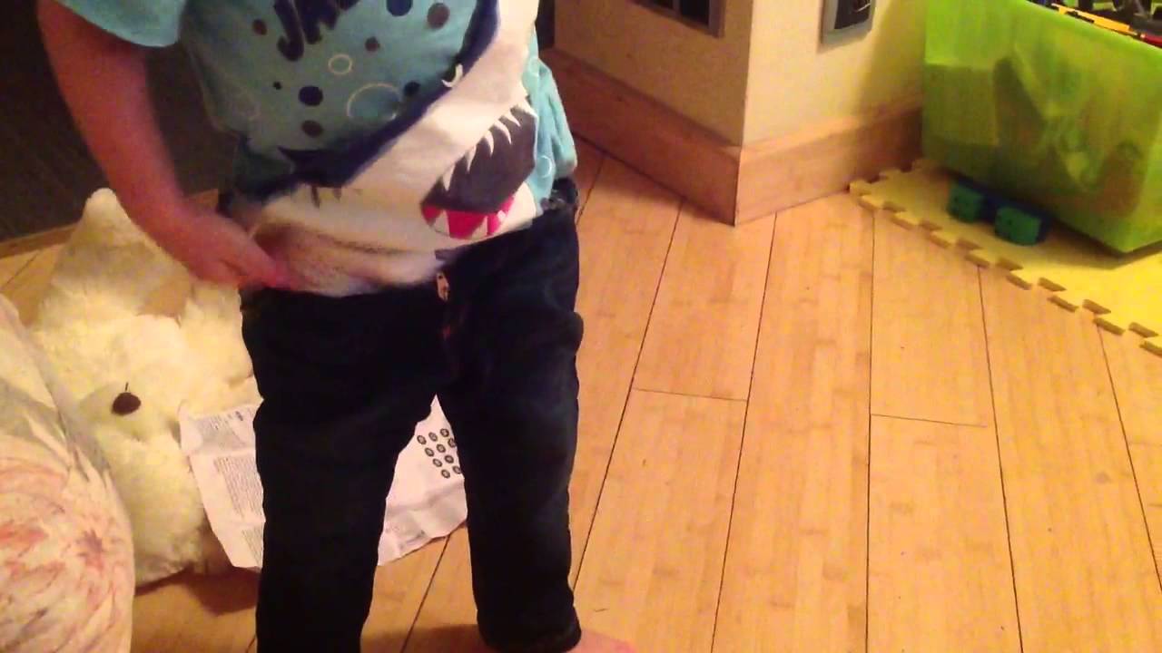 Елисей сам одевает джинсы - YouTube