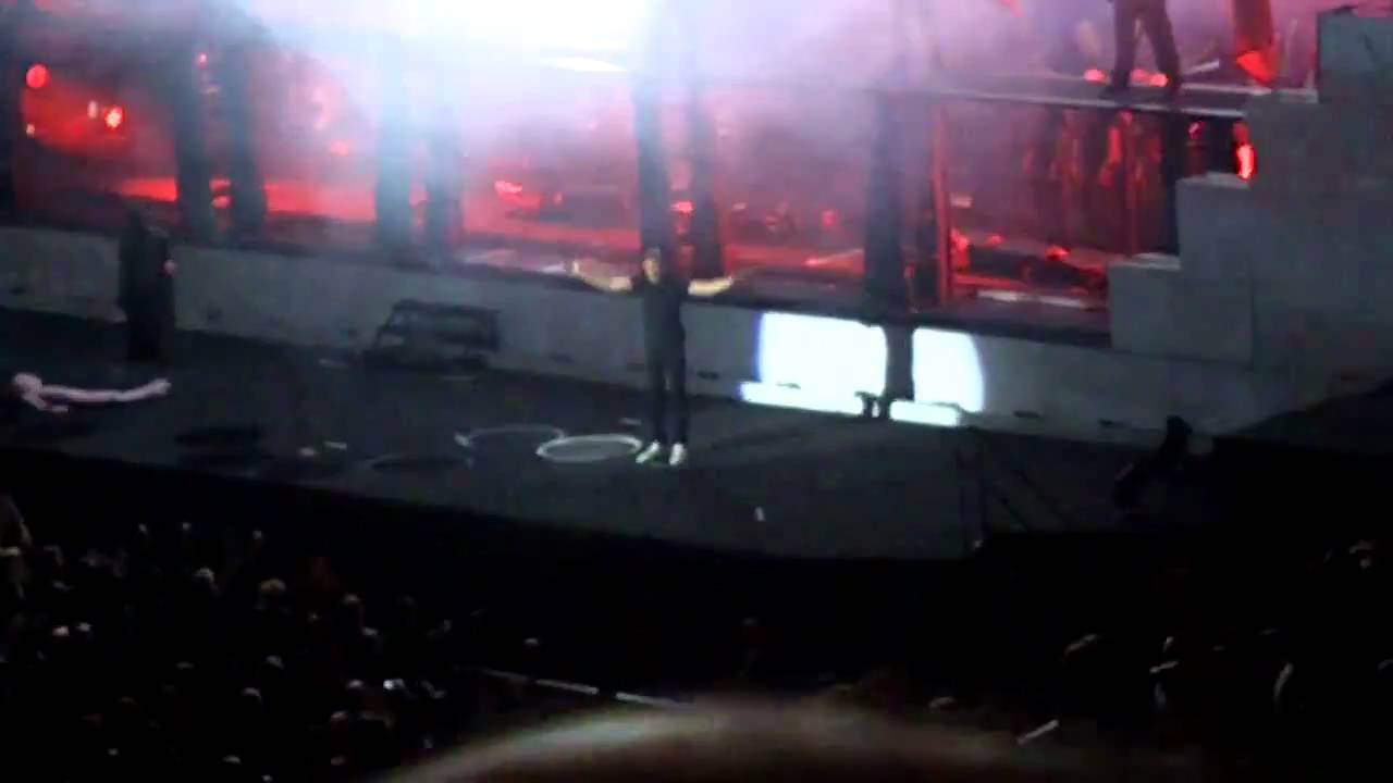 Roger Waters The Wall 2010 MSG 100610 1-In The Flesh