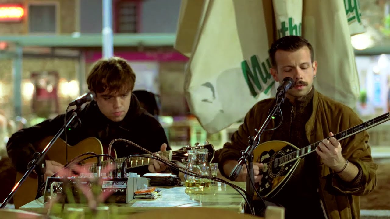 Μια όμορφη μελαχρινή