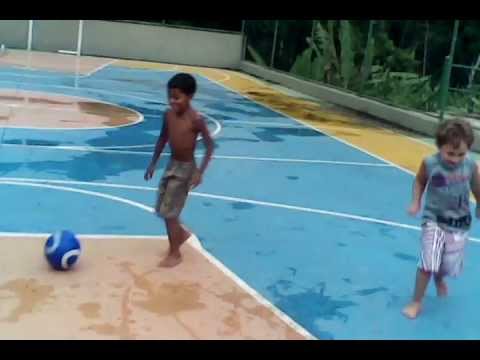 Tombo na quadra molhada jogando futebol