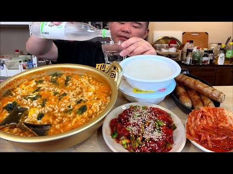 너구리에 계란4개+땡초오징어젓+<strong>왕소세지</strong>+배추김치에 소주 반주까지 MUKBANG