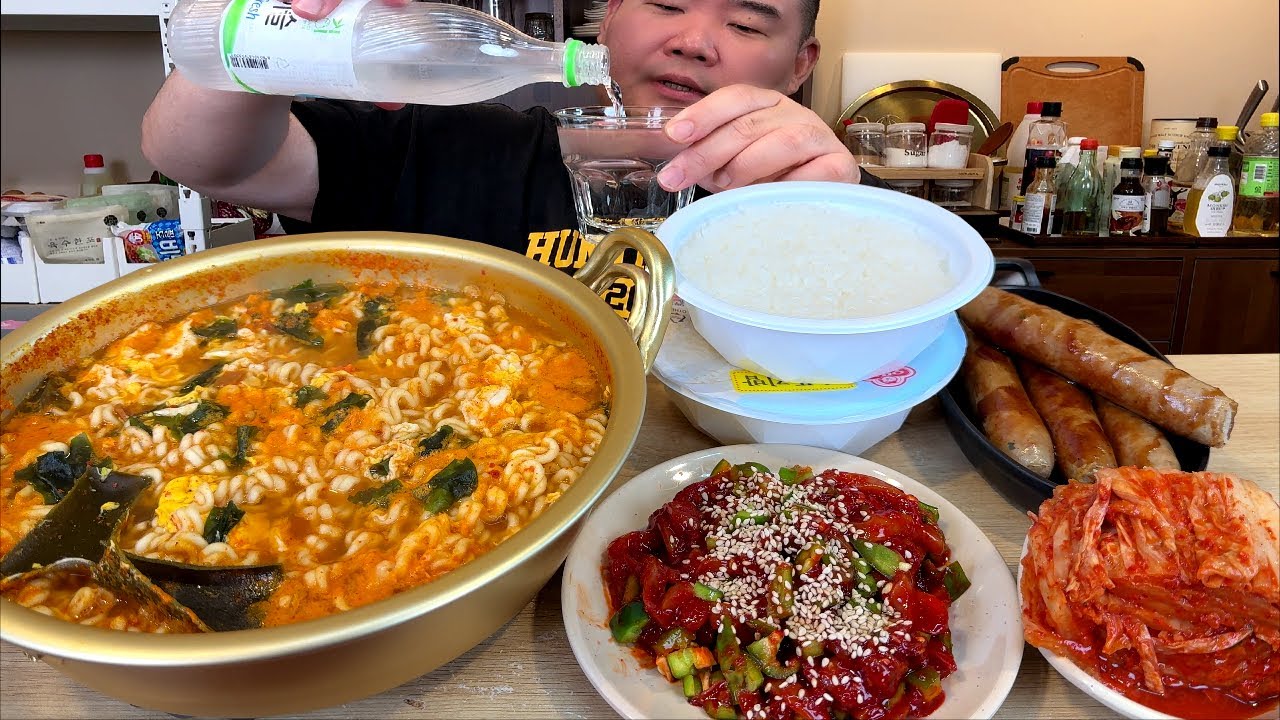 만사가 귀찮은날.. 너구리에 계란4개+땡초오징어젓+왕소세지+배추김치에 소주 반주까지 MUKBANG