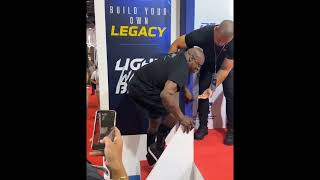 Ronnie Coleman is not able to walk.. Resimi