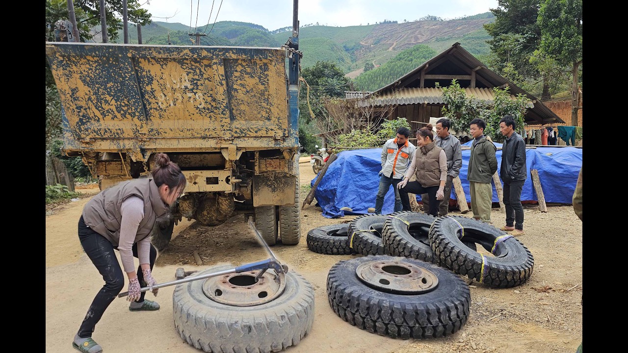 Surprisingly, Huong and the rescue team replaced all four tires on the spot within 30 minutes.