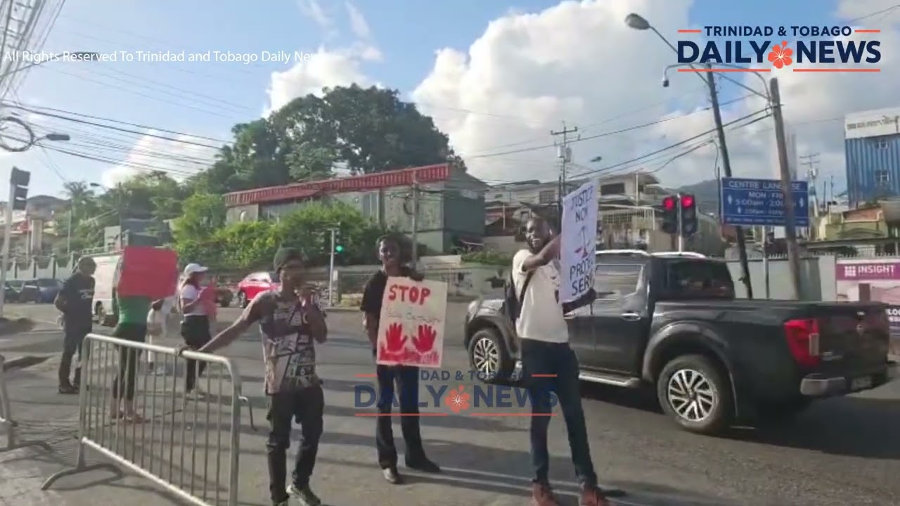 Протест у полицейского участка Сент-Джозефа в связи с убийством Самару и тем, что его жена остала...
