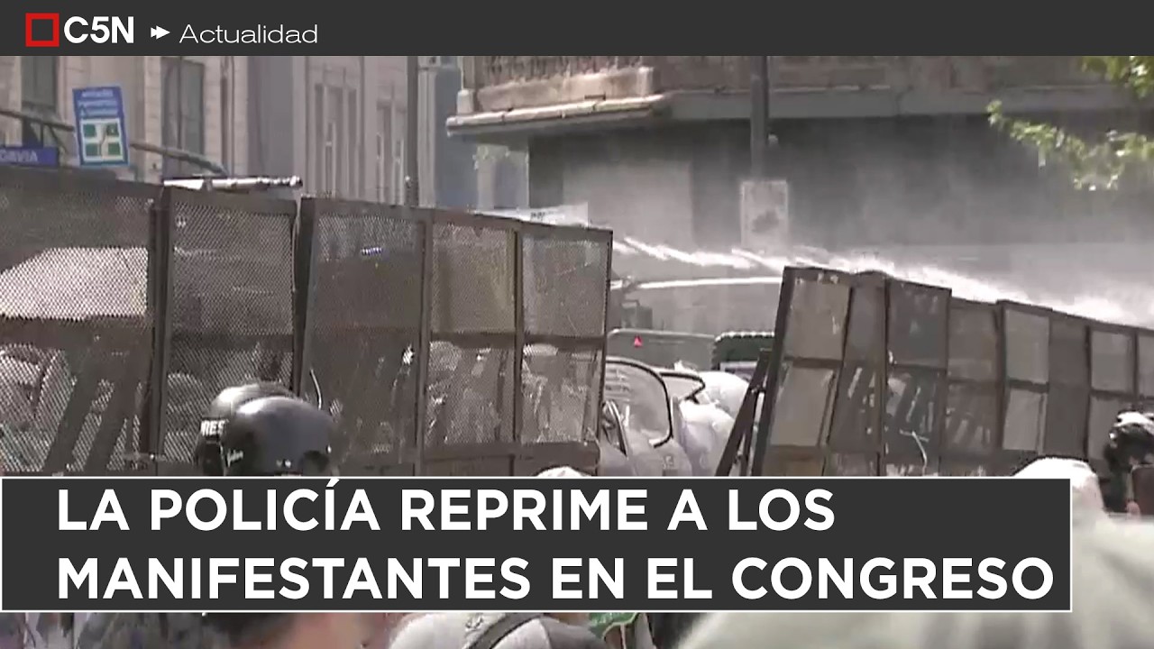 TENSIÓN frente al CONGRESO: la POLICÍA tira GASES LACRIMÓGENOS