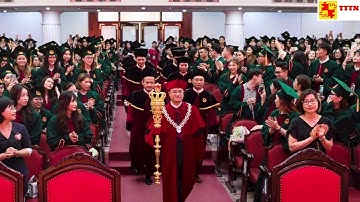 Hiệu trưởng cầm quyền trượng ở lễ tốt nghiệp