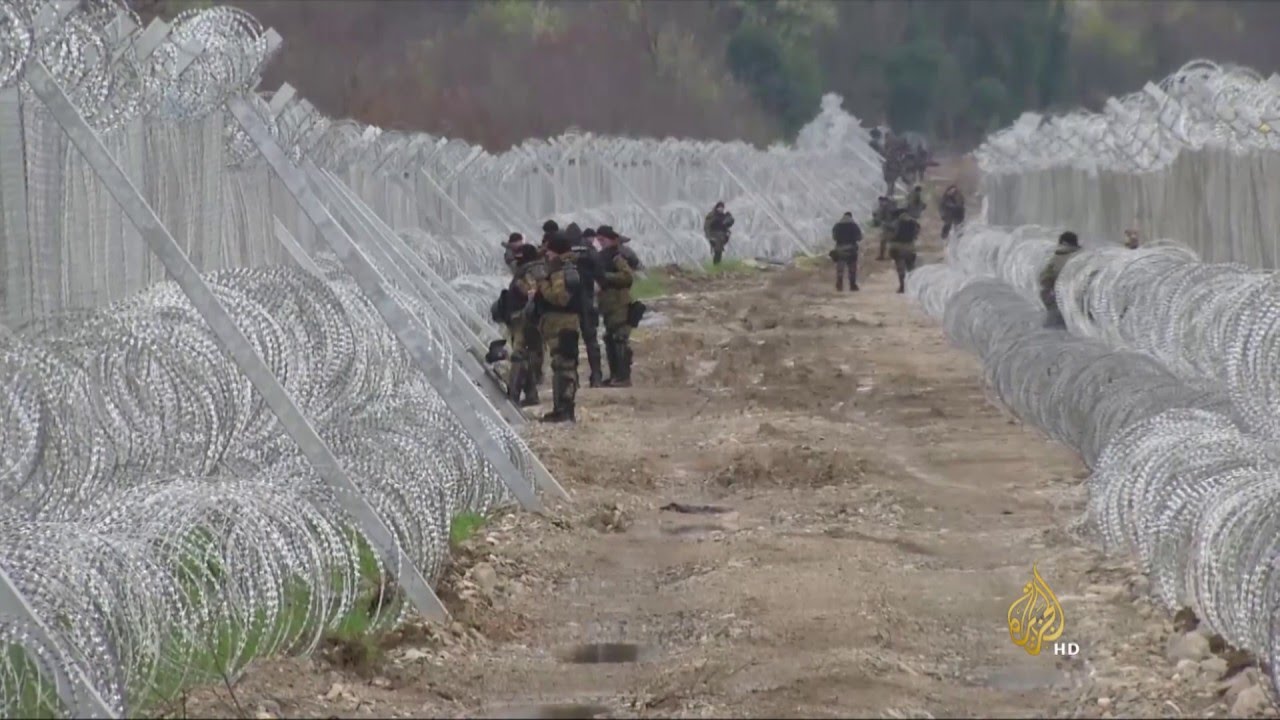 لاجئون يتجاوزون الحدود اليونانية ويدخلون مقدونيا