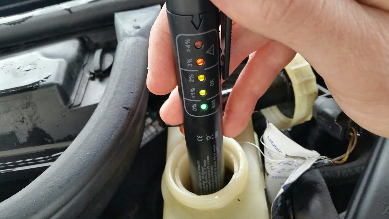 Bremsflüssigkeit prüfen - So gehts - YouTube
