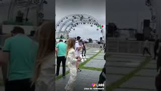 Катя Адушкина на улмце танцует???