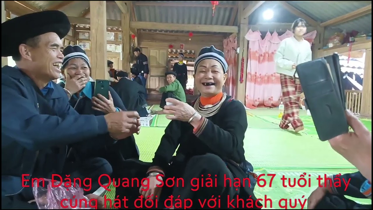 Thầy cúng hát đối đáp với khách quý trước khi chia tay 