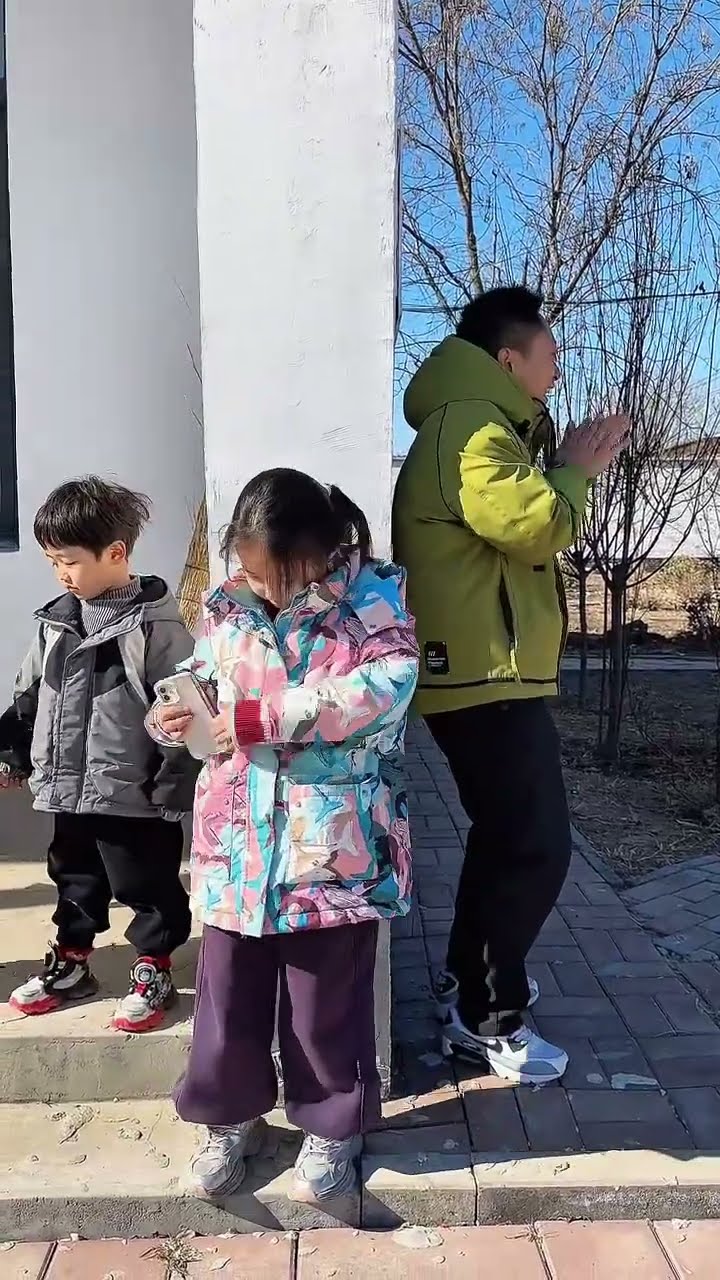 本来想偷偷拿走闺女的手机，没想到草率了！#Cute baby#Cute#呆萌小米宝#聪明宝宝#萌娃