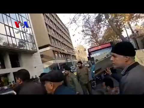 پیمانکاران شهرداری تهران مقابل شورای شهر خیابان را بستند