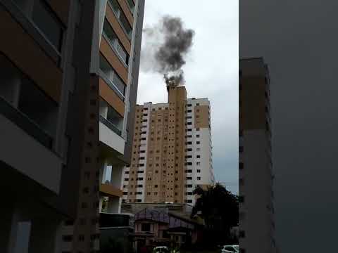 Incêndio de pequenas proporções em prédio de Criciúma assusta moradores.