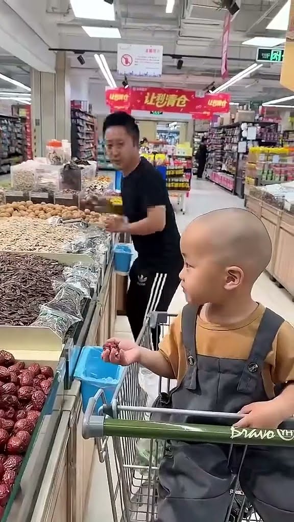 一眼没看到就吃上了  ???#呆萌小米宝#萌娃#熊孩子