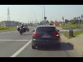Policjant na motocyklu w widowiskowy sposób rusza w pościg...