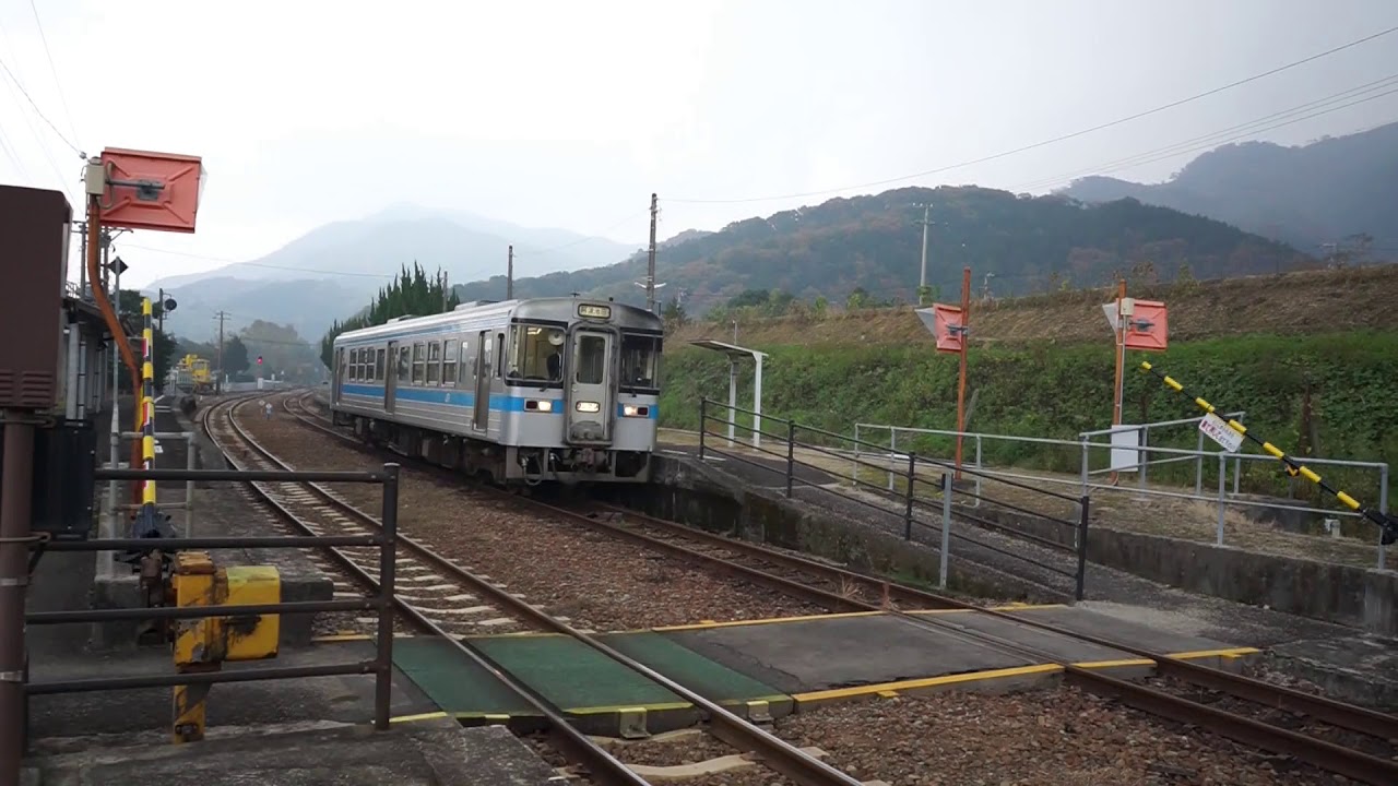 土讃線の讃岐財田駅停車の1000形気動車 YouTube
