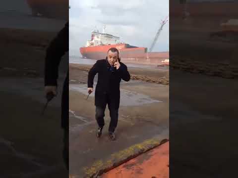 Vídeo: Colisão entre um navio e um graneleiro no Irtysh. consequências trágicas