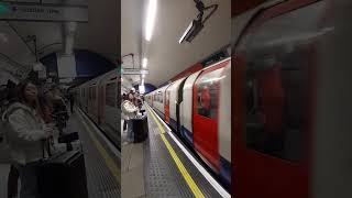 В метро, London Tube, Piccadilly Line