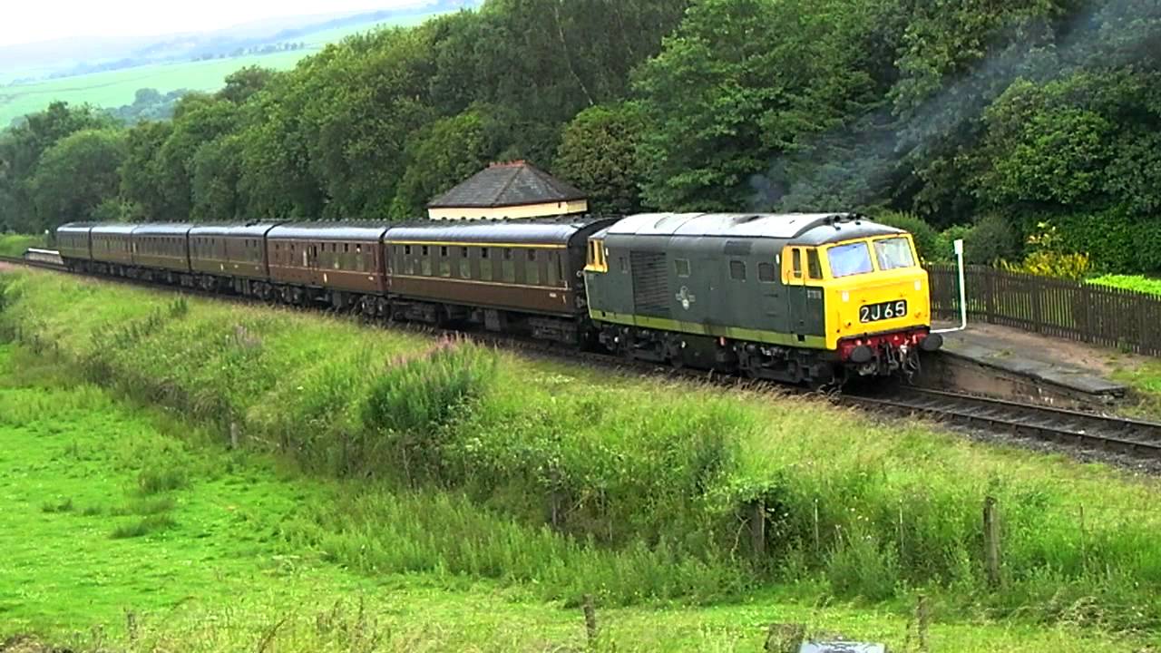 D7076 Hymek arrives at Irwell Vale. - YouTube