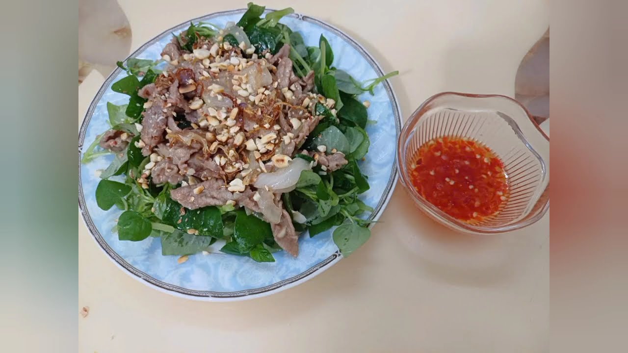 Hái rau càng cua trên sân thượng làm gỏi trộn bò xào hành tây, giá trị dinh dưỡng của rau càng cua