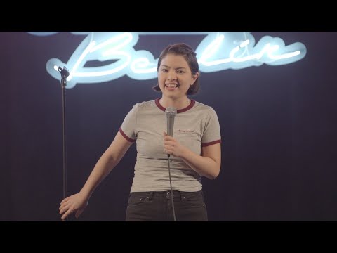 Großes Geschäft auf öffentlichen WC - Erika Ratcliffe | Comedy Studio Berlin