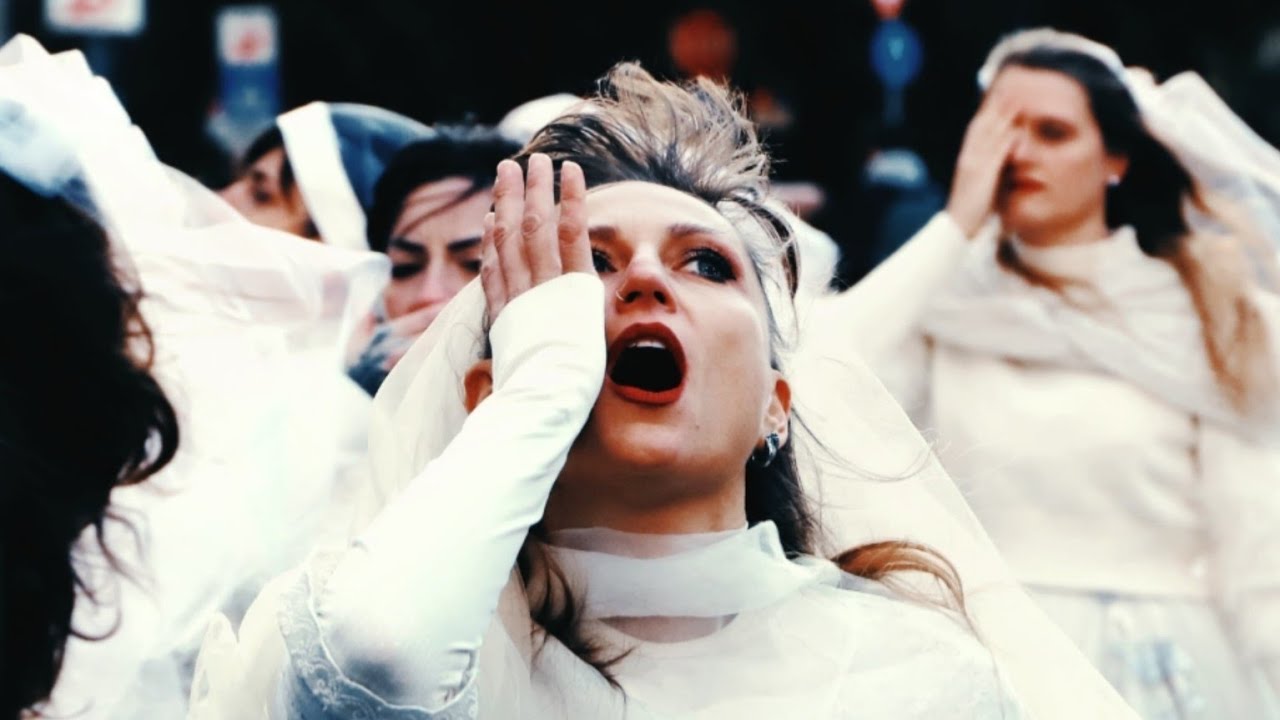 Walking Brides - performance