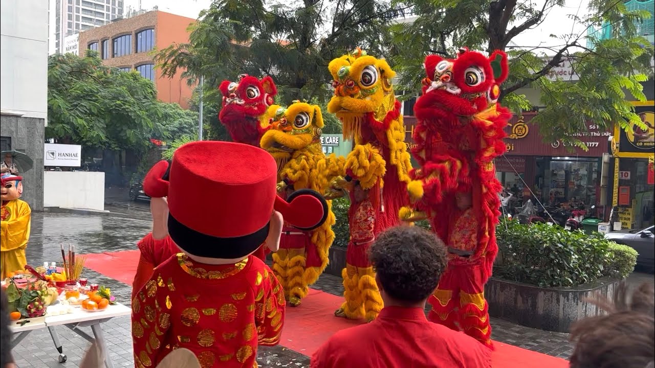 Múa lân mồng 10 tết - Mưa xối xả