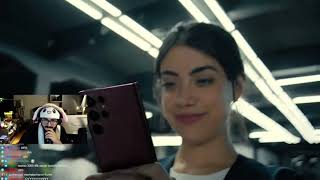 Kendine Müzisyen Samsung Galaxy S22 Ultra Tanıtım Videosu İzliyor Üzisyen