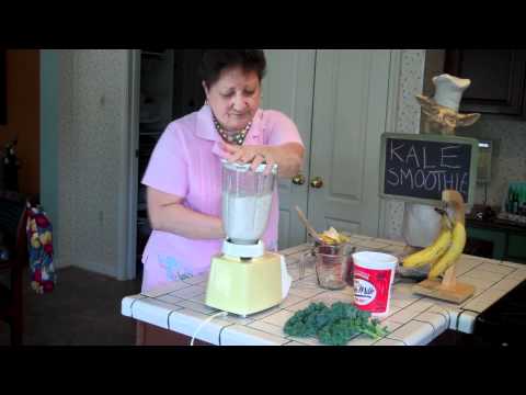 green-kale-smoothie-with-banana-&-red-seedless-grapes