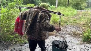 时光易逝人易老，曾经的热闹如今已成为往事只留下阿啤落寞的身影 #乡村