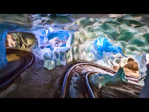 Video: Kalifornië-gesin Bring Disneyland-huis Deur Mini Matterhorn In Hul Agterplaas Te Bou